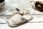 Šiurkščios lininės šlepetės – natūralios lino ir baltos spalvos