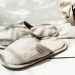 Šiurkščios lininės šlepetės – natūralios lino ir baltos spalvos