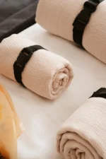 NAUJIENA! Vaflinio audimo lininis kelioninis rankšluostis – šiltos smėlio, rusvos ir kreminės spalvos - Image 4