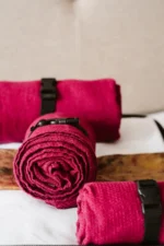 NAUJIENA! Vaflinio audimo lininis kelioninis rankšluostis – aviečių raudonumo ir uogų atspalvių