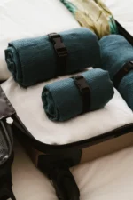 NAUJA SPALVA! Sodrios vandenyno žalios spalvos lininis kelioninis rankšluostis – kompaktiškas, greitai džiūstantis ir elegantiškas - Image 3