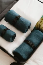 NAUJA SPALVA! Sodrios vandenyno žalios spalvos lininis kelioninis rankšluostis – kompaktiškas, greitai džiūstantis ir elegantiškas - Image 2