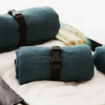NAUJA SPALVA! Sodrios vandenyno žalios spalvos lininis kelioninis rankšluostis – kompaktiškas, greitai džiūstantis ir elegantiškas