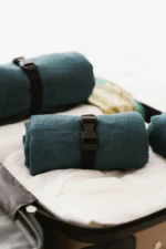 NAUJA SPALVA! Sodrios vandenyno žalios spalvos lininis kelioninis rankšluostis – kompaktiškas, greitai džiūstantis ir elegantiškas
