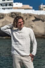 Dryžuoti vasariniai vyriški lininiai marškiniai užraitytomis ilgomis rankovėmis